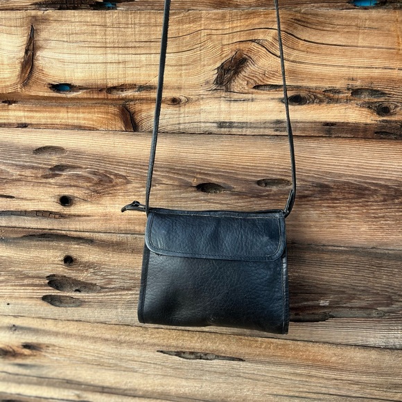 VINTAGE | Classic Black Genuine Leather Crossbody Bag - Picture 2 of 6